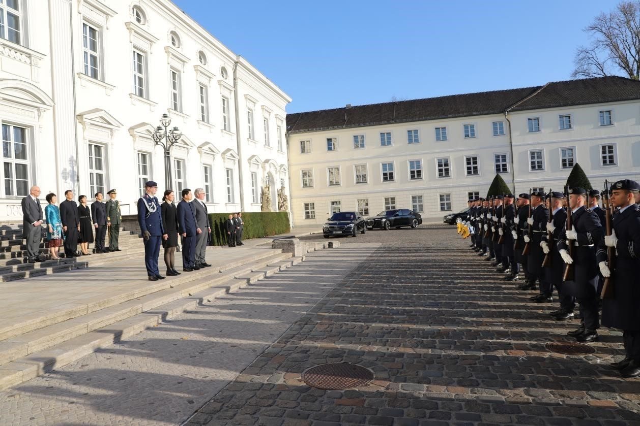 新任中國駐德國大使鄧洪波向德國總統(tǒng)施泰因邁爾遞交國書。中國駐德國大使館供圖