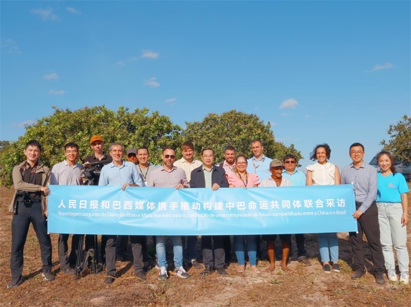 當(dāng)?shù)貢r間10月24日至25日，人民日報社攜手巴西主流媒體在巴西東北部北里奧格蘭德州開展聯(lián)合采訪，拉開了以“攜手推動構(gòu)建中巴命運共同體”為主題的人民日報和巴西媒體聯(lián)合采訪序幕。圖為參加聯(lián)合采訪的中巴兩國記者與受益于中國企業(yè)扶貧項目的若昂卡馬拉市民眾合影。 人民日報和巴西媒體聯(lián)合采訪團供圖