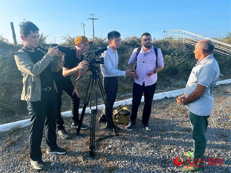 聯(lián)合采訪團正在采訪因苦咸水淡化項目受益的當(dāng)?shù)孛癖姟Ｈ嗣窬W(wǎng)記者 陳一鳴攝