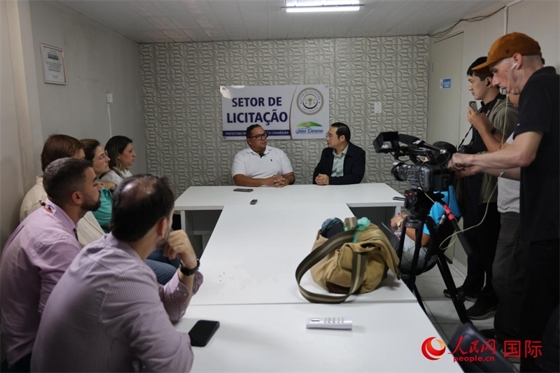 巴西東北部北里奧格蘭德州若昂卡馬拉市市長馬諾埃爾·貝爾納接受聯(lián)合采訪團采訪。 人民網(wǎng)記者 時元皓攝