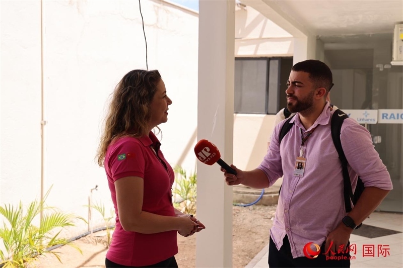 國網(wǎng)巴電文化中心負責(zé)人達尼埃拉·帕戈托接受參加聯(lián)合采訪團的巴西記者采訪。 人民網(wǎng)記者 時元皓攝