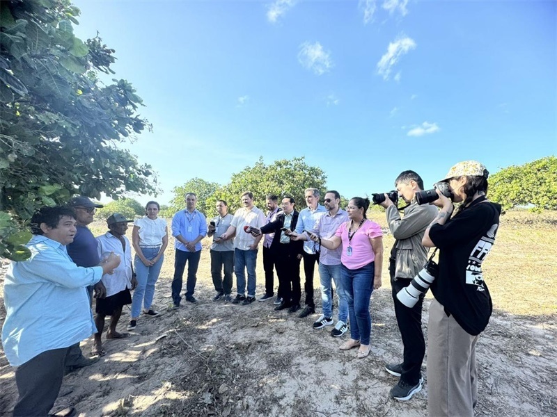 聯(lián)合采訪團正在采訪中國企業(yè)在若昂卡馬拉市的扶貧開放項目 。孫佳攝