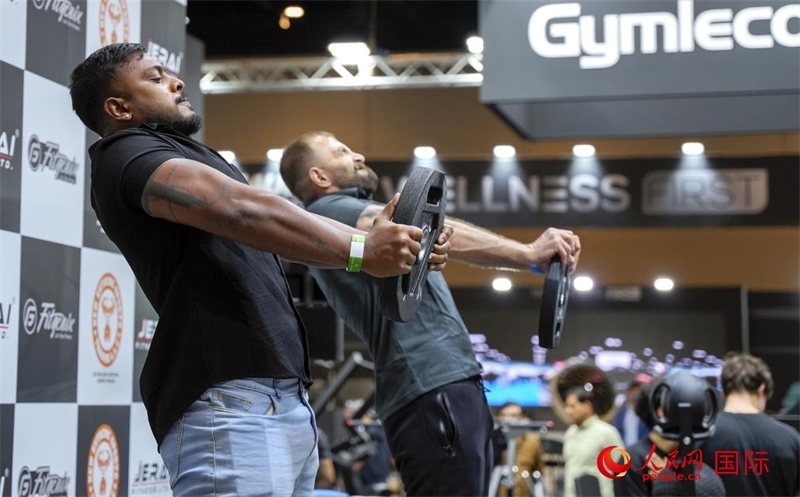 觀眾參加舉重物比賽。人民網(wǎng)中東中心分社塔里克·易卜拉欣攝