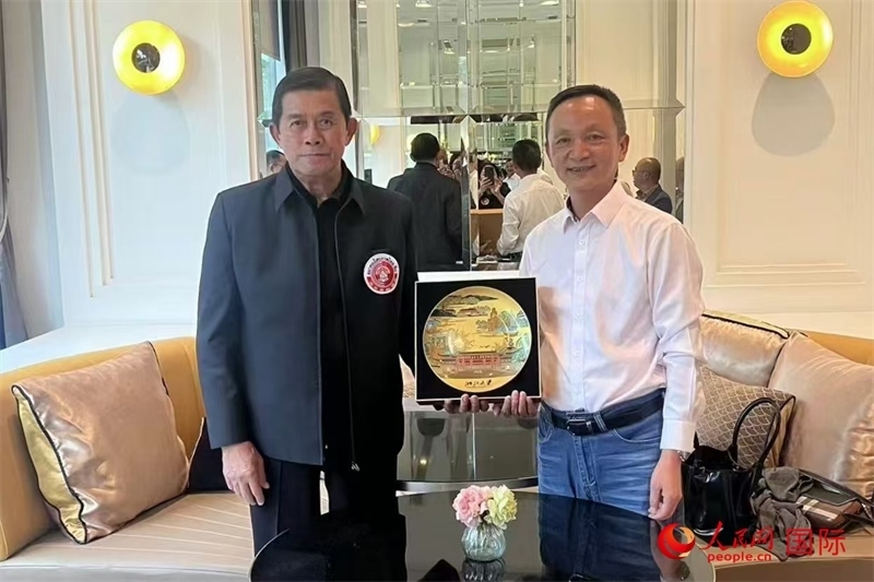 泰中友好協(xié)會會長、泰國前副總理功·塔帕朗西（左一）會見浙大團組一行。人民網(wǎng)記者 簡承淵攝