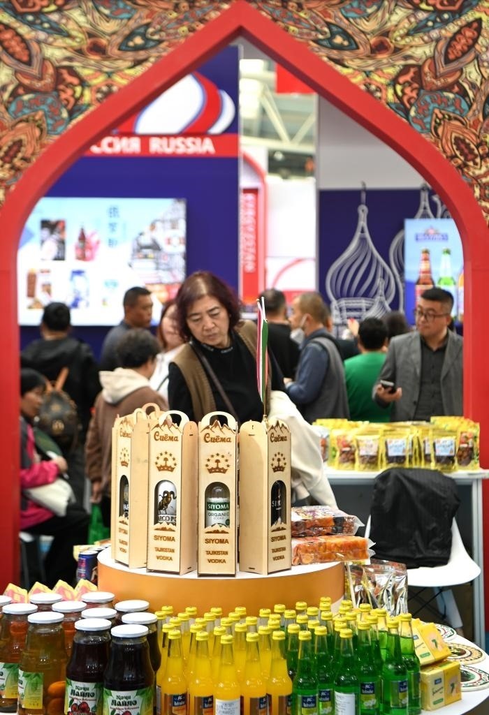 10月25日，觀眾在楊凌農(nóng)高會(huì)上合組織國(guó)家農(nóng)業(yè)展區(qū)了解農(nóng)產(chǎn)品。新華社記者 鄒競(jìng)一 攝