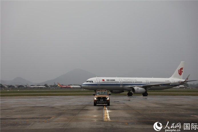 國航上海——河內(nèi)首班飛機(jī)抵達(dá)河內(nèi)內(nèi)排機(jī)場。人民網(wǎng)記者 楊曄攝