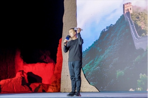 李剛在“何以中國(guó)·五星出東方”網(wǎng)絡(luò)主題宣傳活動(dòng)現(xiàn)場(chǎng)演講。人民視頻供圖