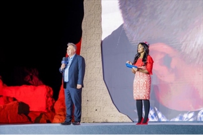 丹尼（左一）在“何以中國·五星出東方”網(wǎng)絡(luò)主題宣傳活動現(xiàn)場演講。人民視頻供圖