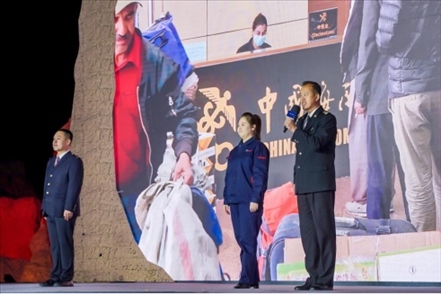 張曉波（右一）在“何以中國·五星出東方”網(wǎng)絡(luò)主題宣傳活動現(xiàn)場演講。人民視頻供圖