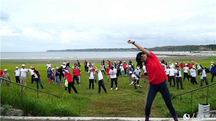 開跑前的熱身運動。人民網(wǎng) 蔣曉辰攝