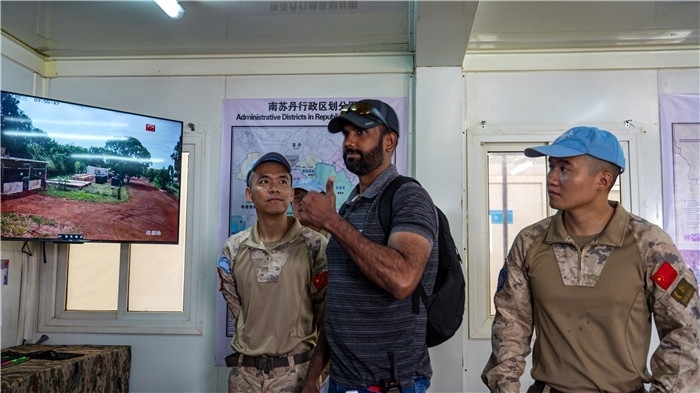 核查官員稱贊。王軍杰攝
