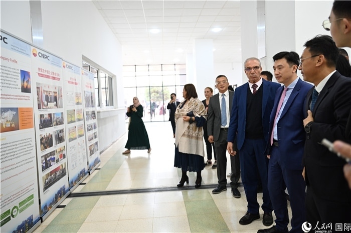 中企向阿爾及利亞大學捐贈電教設備圖片展。人民網(wǎng)記者 郝瑞敏攝