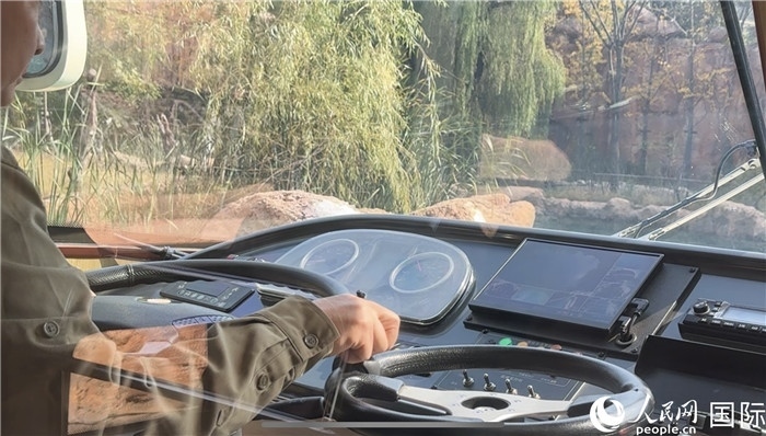 鄭州銀基動物王國水陸兩棲觀光車駕駛室。人民網(wǎng) 謝瑩攝