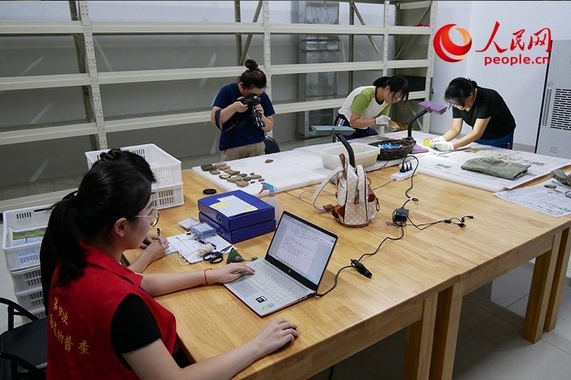 普查隊員們正在庫房內(nèi)工作。人民網(wǎng)記者 韋衍行攝