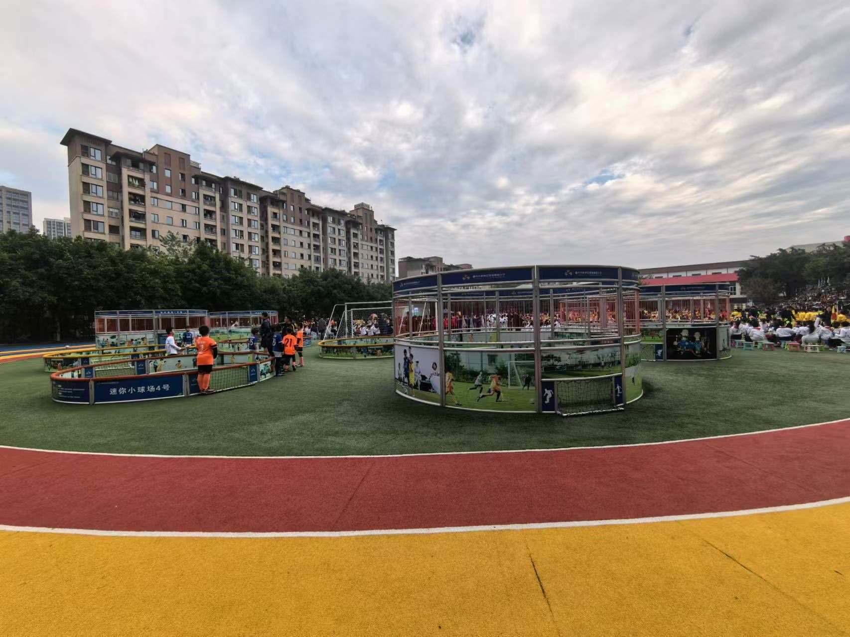 珊瑚魯能小學(xué)里的迷你足球場(chǎng)。 人民網(wǎng)記者 楊磊攝