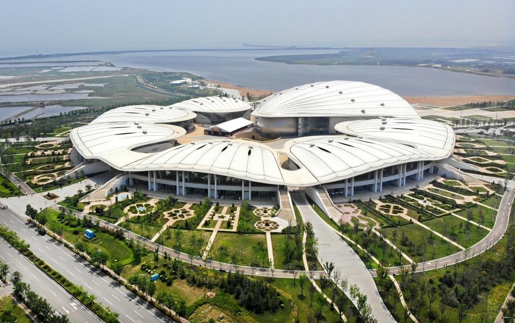 位于中國—上海合作組織地方經(jīng)貿(mào)合作示范區(qū)的青島·上合之珠國際博覽中心（2024年7月18日攝，無人機(jī)照片）。新華社記者李紫恒 攝