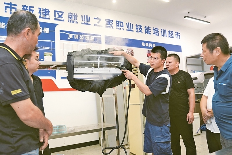 黨的二十屆三中全會(huì)強(qiáng)調(diào)，要健全終身職業(yè)技能培訓(xùn)制度。圖為2024年9月12日一位老師在給學(xué)員進(jìn)行家電清洗技術(shù)培訓(xùn)。 新華社記者 萬象/攝