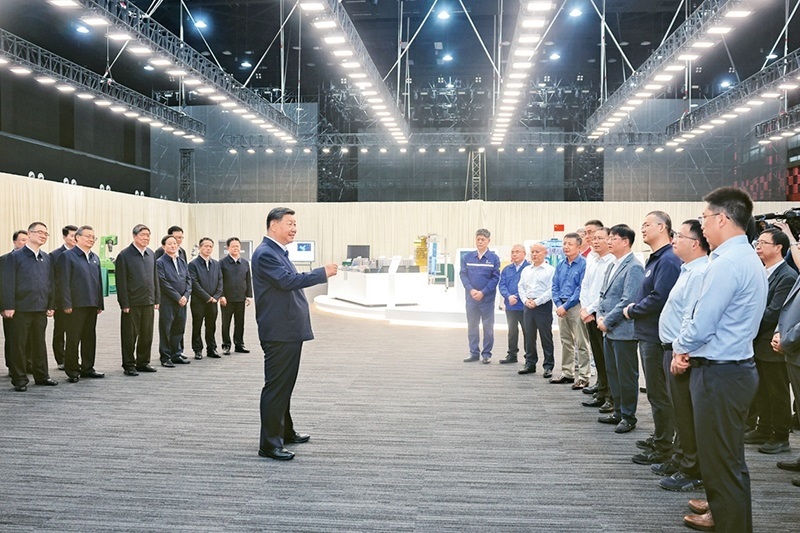 2024年10月17日至18日，中共中央總書記、國家主席、中央軍委主席習(xí)近平在安徽考察。這是17日下午，習(xí)近平在合肥濱湖科學(xué)城考察時(shí)，同現(xiàn)場科研人員和企業(yè)負(fù)責(zé)人親切交流。 新華社記者 鞠鵬/攝