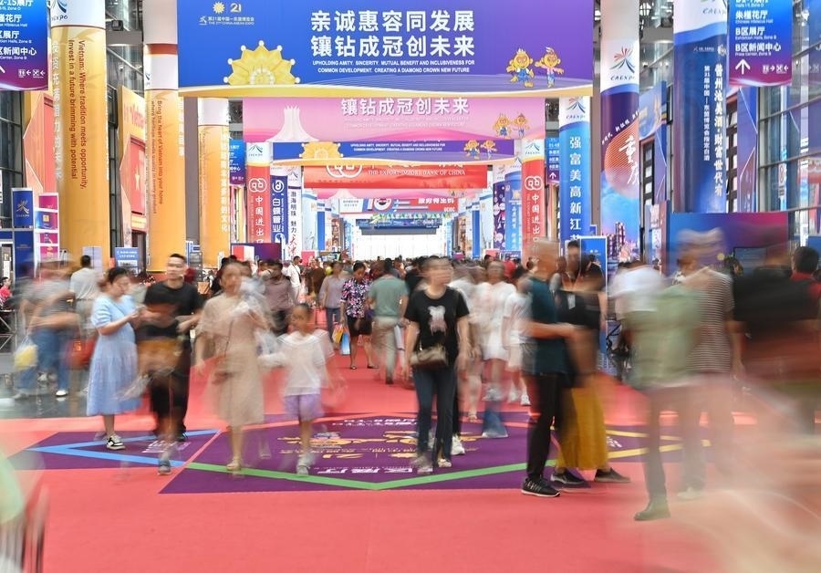 2024年9月28日，觀眾在廣西南寧市舉行的第21屆中國(guó)—東盟博覽會(huì)上參觀。新華社記者 周華 攝