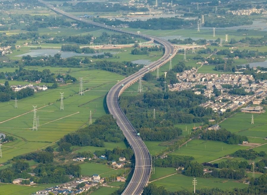 俯瞰四川天府新區(qū)至邛崍高速公路一角（2024年7月2日攝，無人機(jī)照片）。新華社記者 江宏景 攝