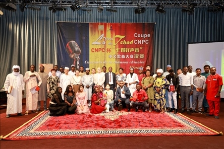 選手、評委、組委會工作人員共同與頒獎嘉賓合影。中國石油非洲公司供圖