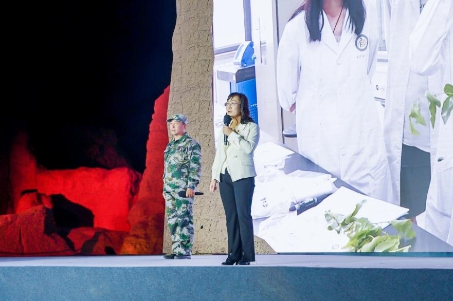 吳翠云（右一）在“何以中國·五星出東方”網(wǎng)絡(luò)主題宣傳活動現(xiàn)場演講。人民視頻供圖