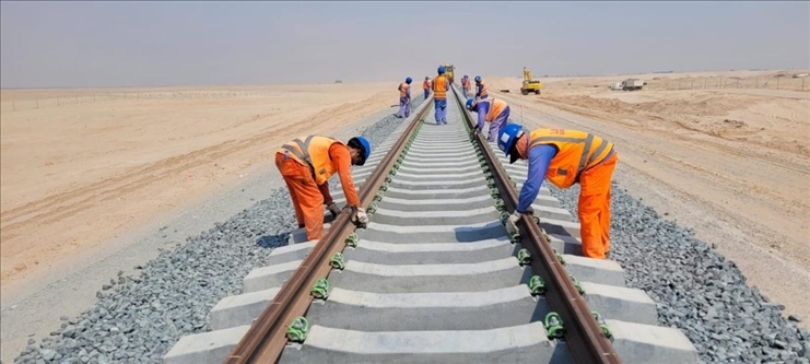 阿提哈德鐵路二期A標(biāo)項(xiàng)目施工中。中建中東供圖