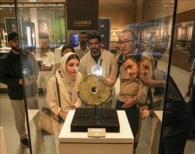 阿聯(lián)酋青年在良渚文化博物院參觀。中國(guó)銀行供圖