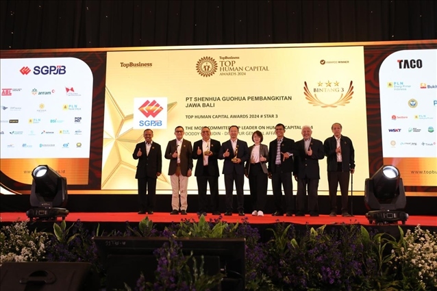 國(guó)能印尼爪哇發(fā)電公司董事長(zhǎng)趙志剛（左四）與其他獲獎(jiǎng)?wù)吆嫌?。?guó)能印尼爪哇發(fā)電公司供圖