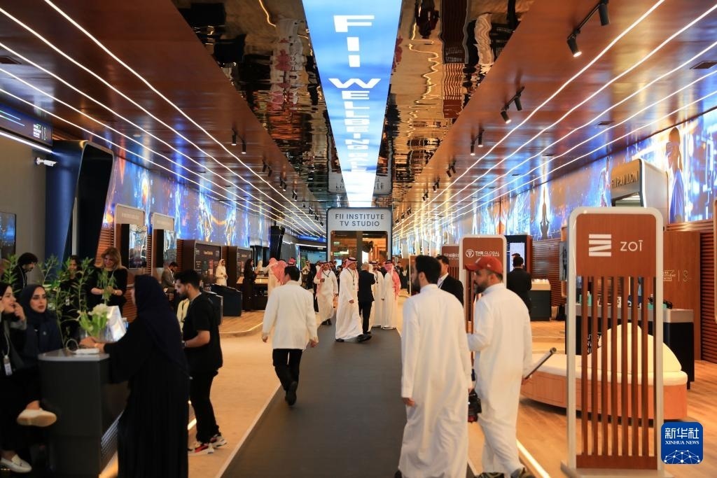 10月31日，在沙特阿拉伯首都利雅得，人們參加第八屆沙特“未來投資倡議”大會。新華社記者 隋先凱 攝