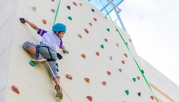 浙江臺州，正在學(xué)習(xí)攀巖課程的小學(xué)生