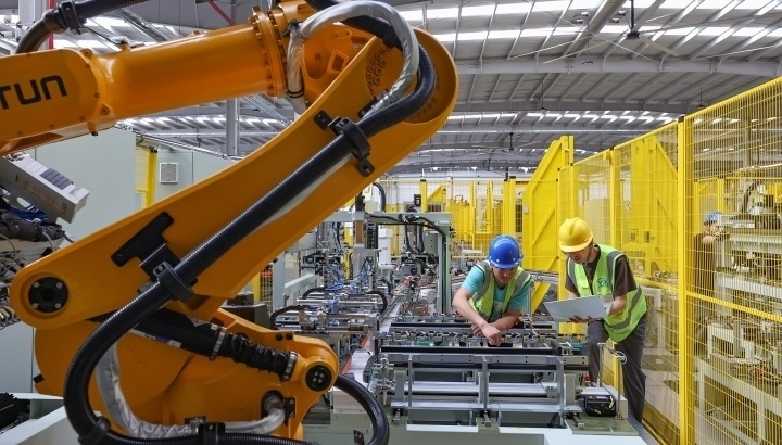 江蘇昆山，智能生產(chǎn)線上人機(jī)協(xié)同作業(yè)