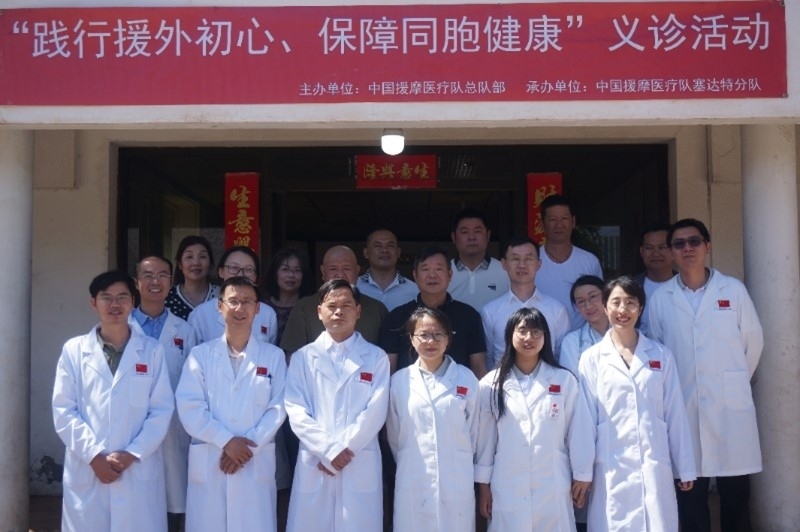 今年6月，援摩中國醫(yī)療隊(duì)塞達(dá)特分隊(duì)在當(dāng)?shù)刂匈Y企業(yè)舉辦義診活動(dòng)。第196批中國援助摩洛哥醫(yī)療隊(duì)塞達(dá)特分隊(duì)供圖