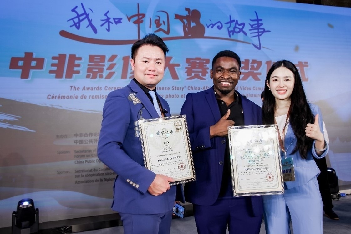 王曉樂(lè)（中）與其他嘉賓合影。主辦方供圖