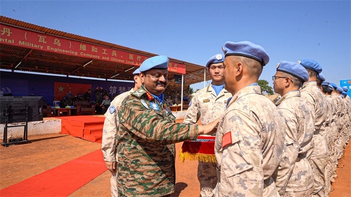 聯(lián)南蘇團(tuán)部隊(duì)司令莫漢中將為維和官兵授勛。秦貴君攝