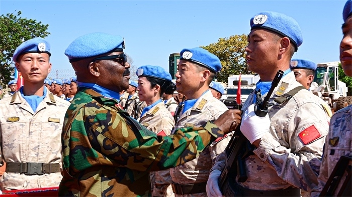 聯(lián)南蘇團(tuán)西戰(zhàn)區(qū)司令多米尼克準(zhǔn)將為維和官兵授勛。孫千攝