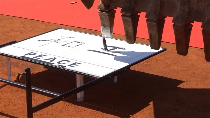 工程機(jī)械表演寫書法。王皓宇攝