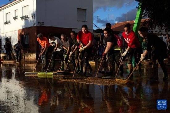 11月2日，居民在西班牙烏鐵爾清理房屋。新華社記者 孟鼎博 攝