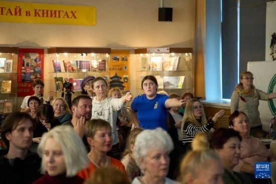 11月2日，來(lái)賓在俄羅斯符拉迪沃斯托克的活動(dòng)現(xiàn)場(chǎng)模仿八段錦的動(dòng)作。新華社發(fā)（郭飛洲攝）