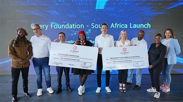 捐贈(zèng)合影。奇瑞國際南非子公司提供