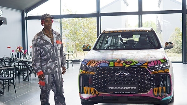 Samurai Farai和其汽車噴繪作品。人民網(wǎng) 張茜攝