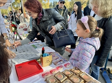 活動(dòng)現(xiàn)場(chǎng)外賓體驗(yàn)中國(guó)書法。 中國(guó)駐保加利亞大使館供圖。