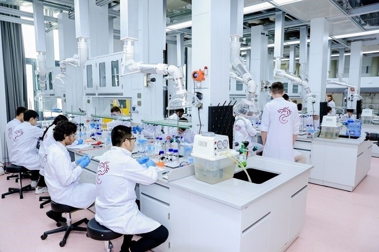 中外學(xué)生同堂做實驗。深北莫供圖