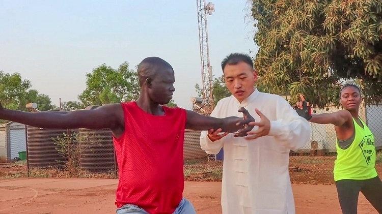 細心指導動作。馬騫攝