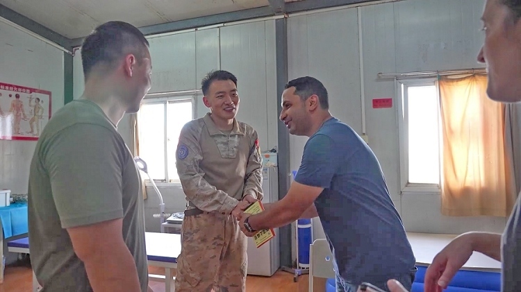 外國友人致謝。王軍杰攝