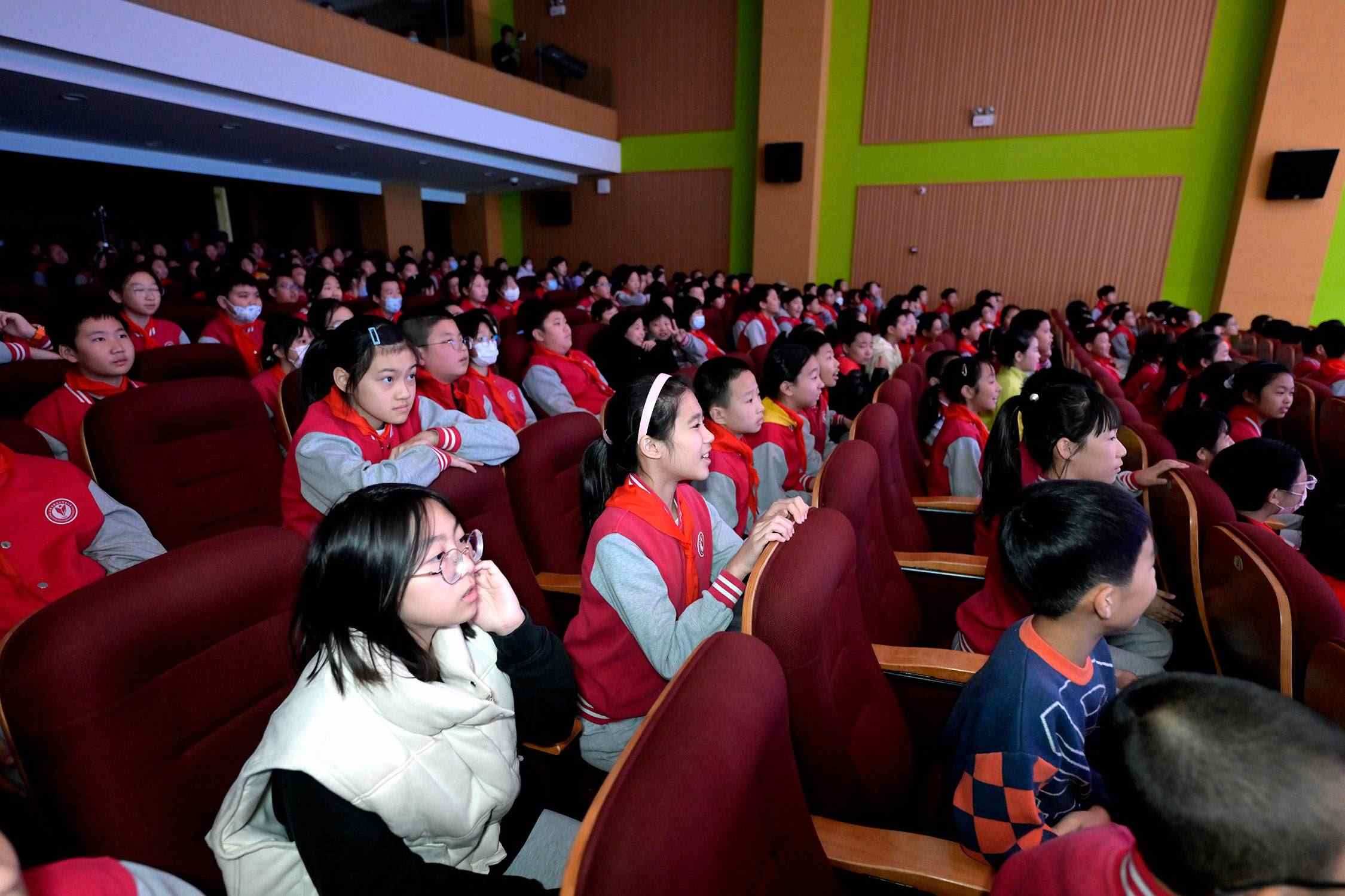 花校區(qū)學生現(xiàn)場歡呼照片。主辦方供圖