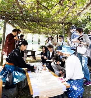 游客們?cè)谡憬w驗(yàn)區(qū)品茶。