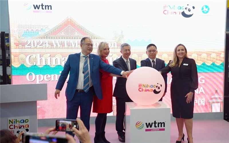 中外嘉賓為中國(guó)館開幕點(diǎn)亮水晶球。吳若鳴攝