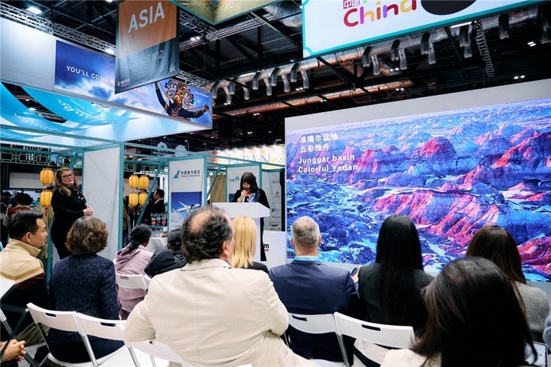  “中國(guó)館”新疆旅游推介會(huì)現(xiàn)場(chǎng)介紹。楊浩鵬攝