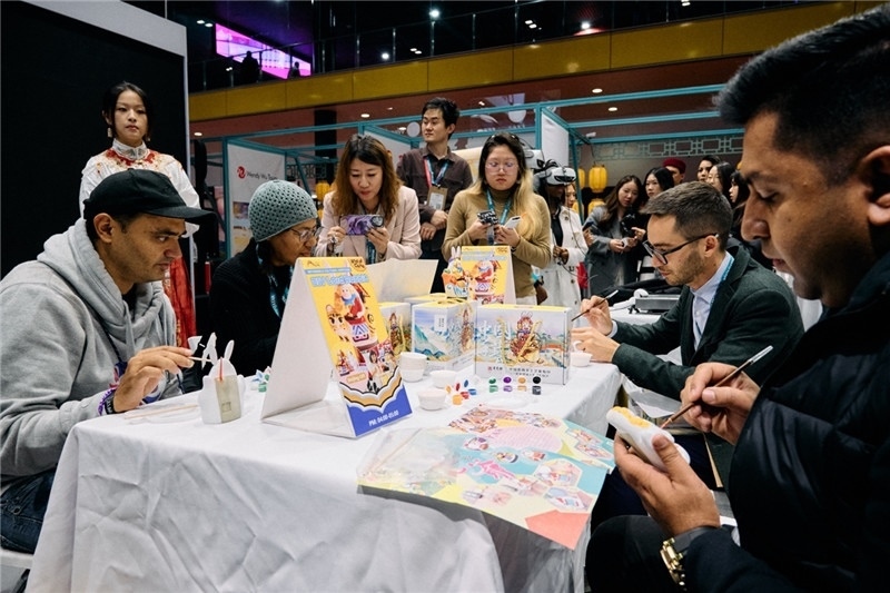 觀眾參加“兔兒爺”手工坊。楊浩鵬攝